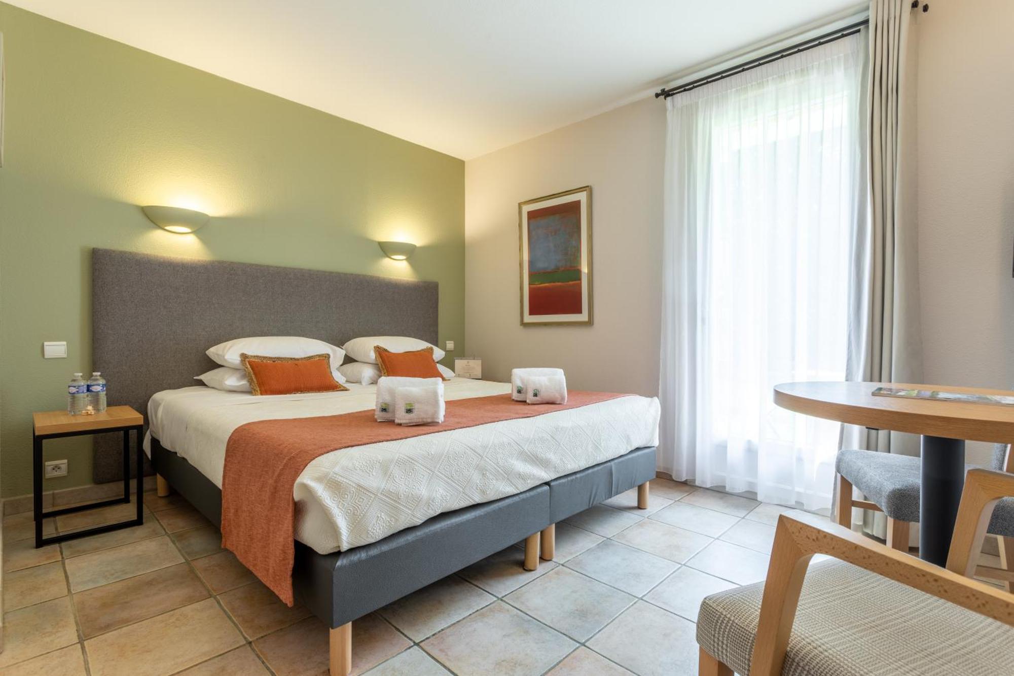 Logis La Bastide De Grignan Hotel & Restaurant "La Chenaie" Εξωτερικό φωτογραφία