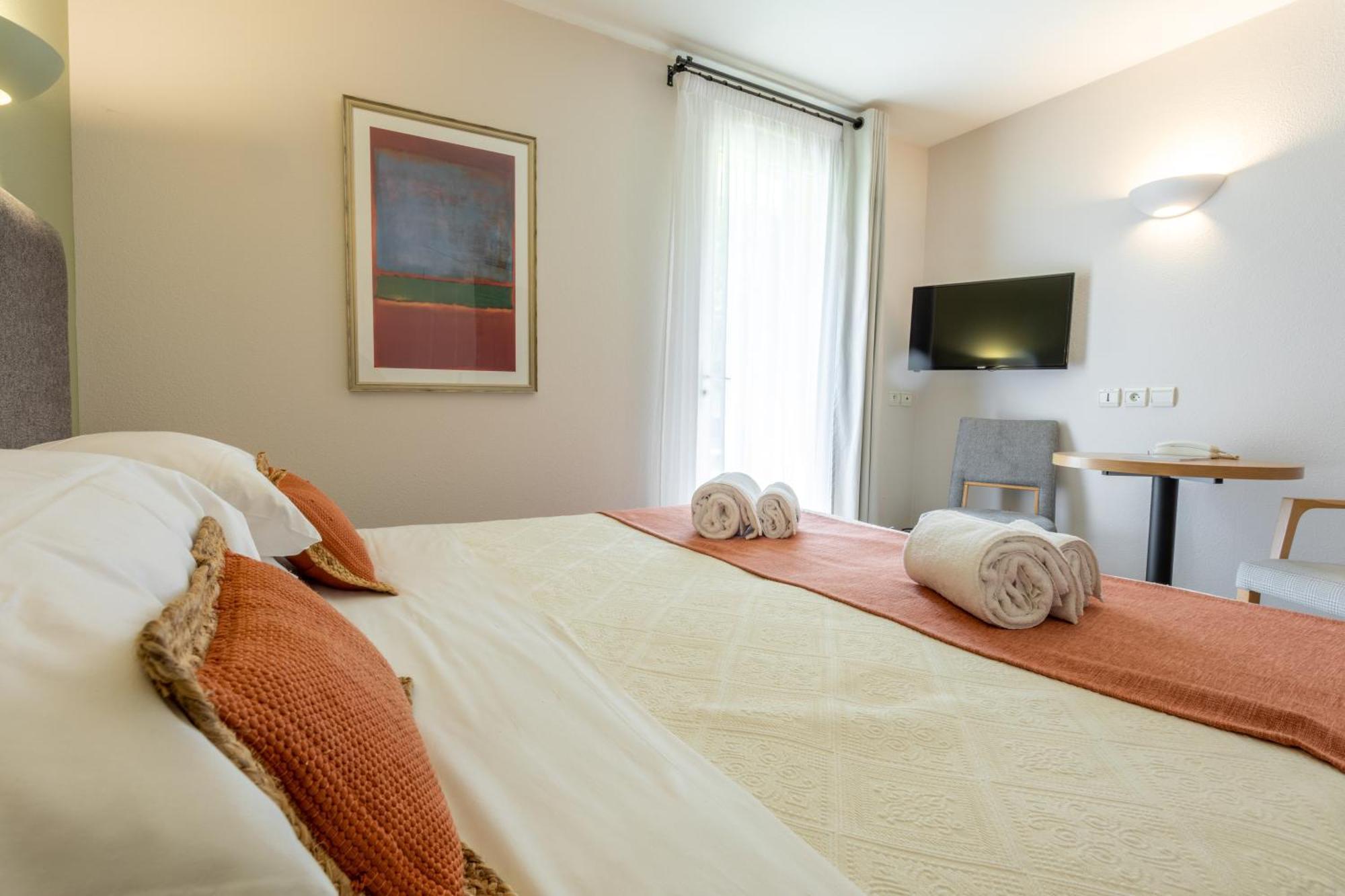 Logis La Bastide De Grignan Hotel & Restaurant "La Chenaie" Εξωτερικό φωτογραφία
